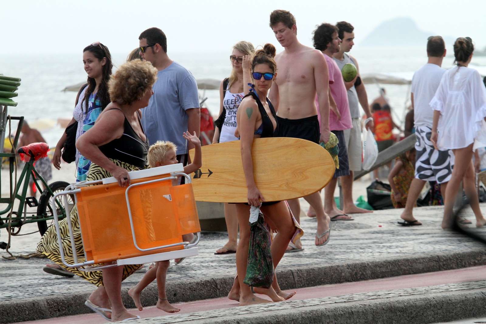 Fernanda Lima e Rodrigo Hilbert brincam com seus filhos na praia do Leblon