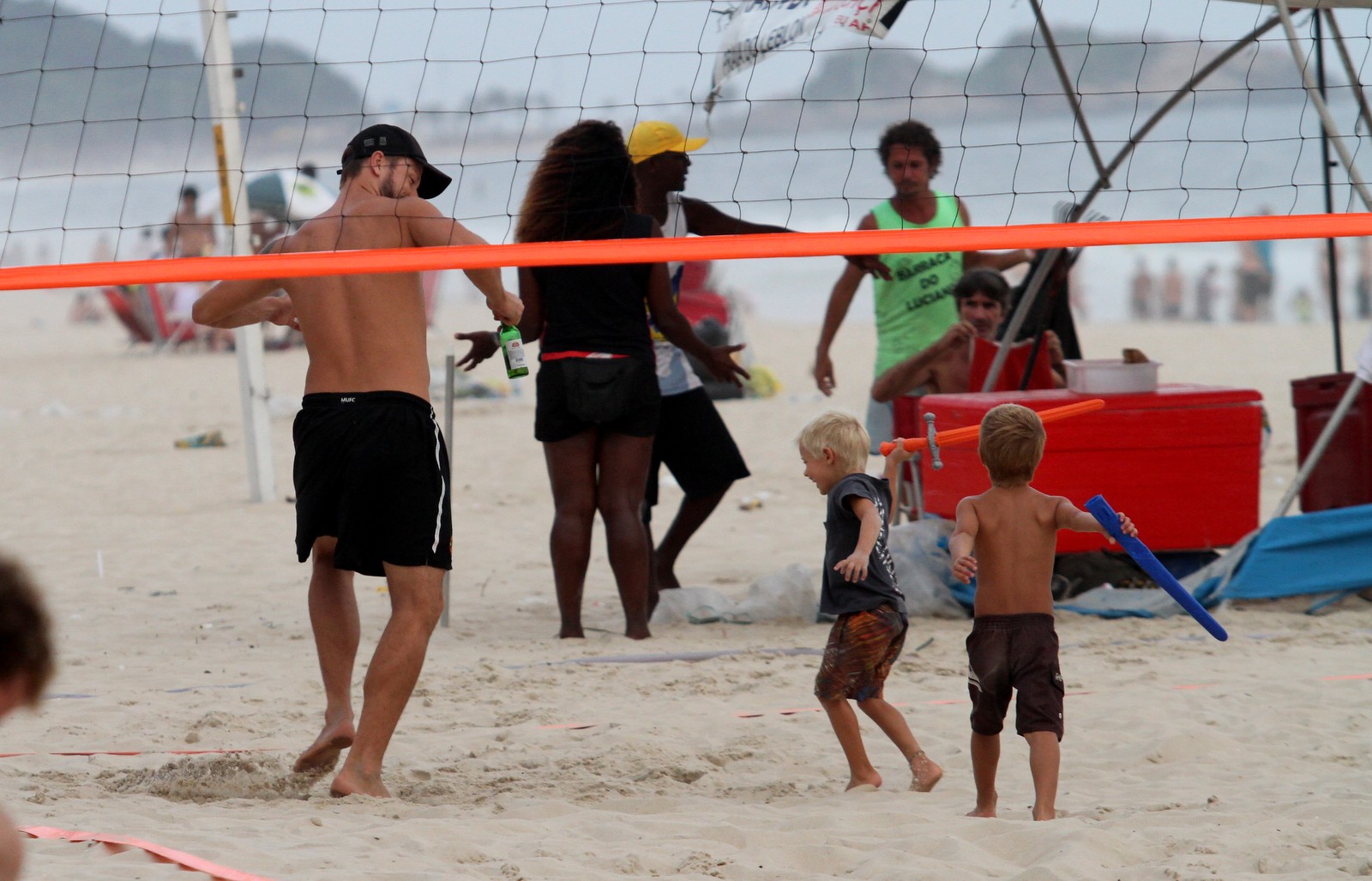 Fernanda Lima e Rodrigo Hilbert brincam com seus filhos na praia do Leblon