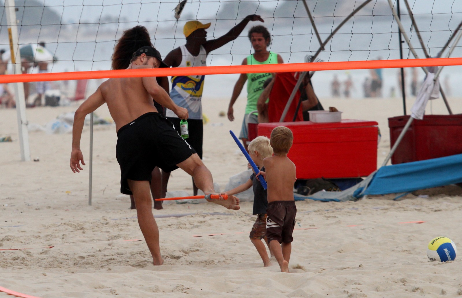 Fernanda Lima e Rodrigo Hilbert brincam com seus filhos na praia do Leblon