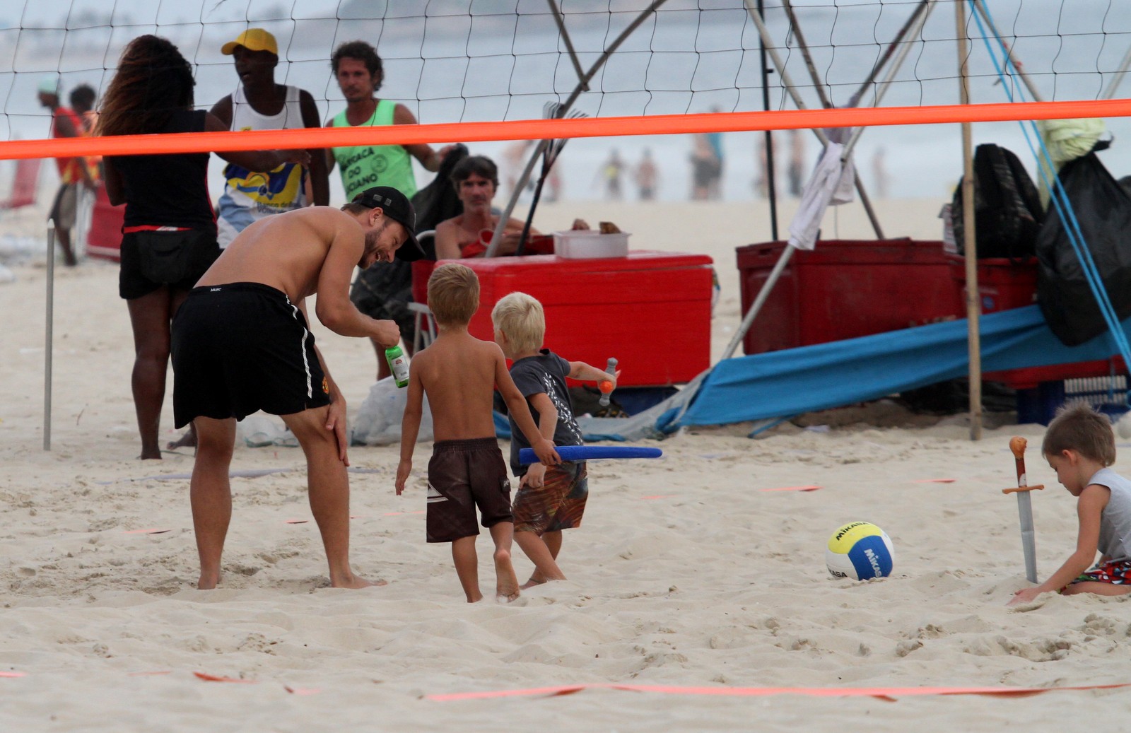 Fernanda Lima e Rodrigo Hilbert brincam com seus filhos na praia do Leblon