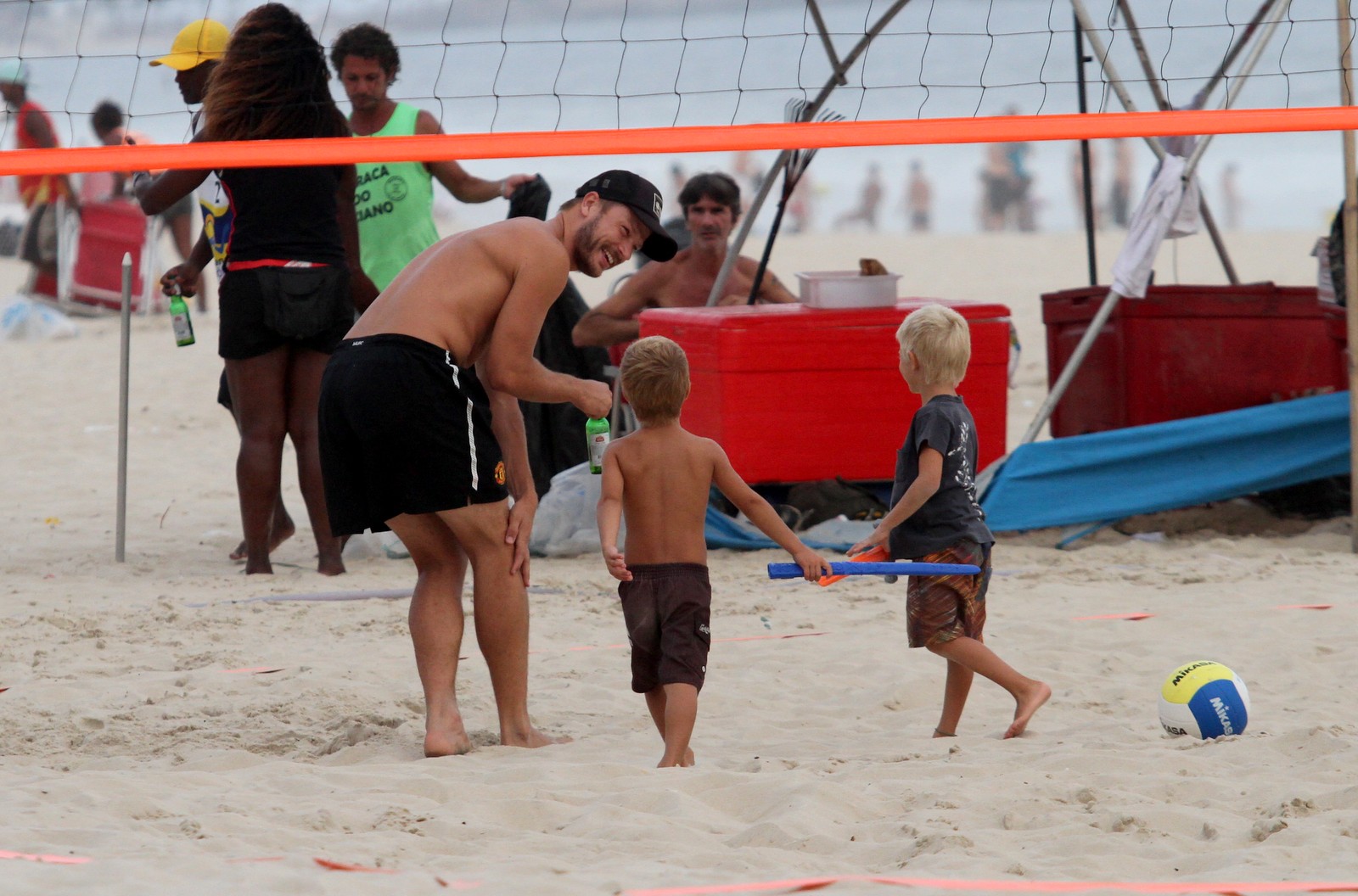 Fernanda Lima e Rodrigo Hilbert brincam com seus filhos na praia do Leblon