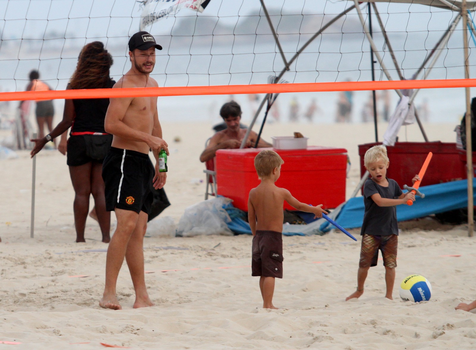 Fernanda Lima e Rodrigo Hilbert brincam com seus filhos na praia do Leblon