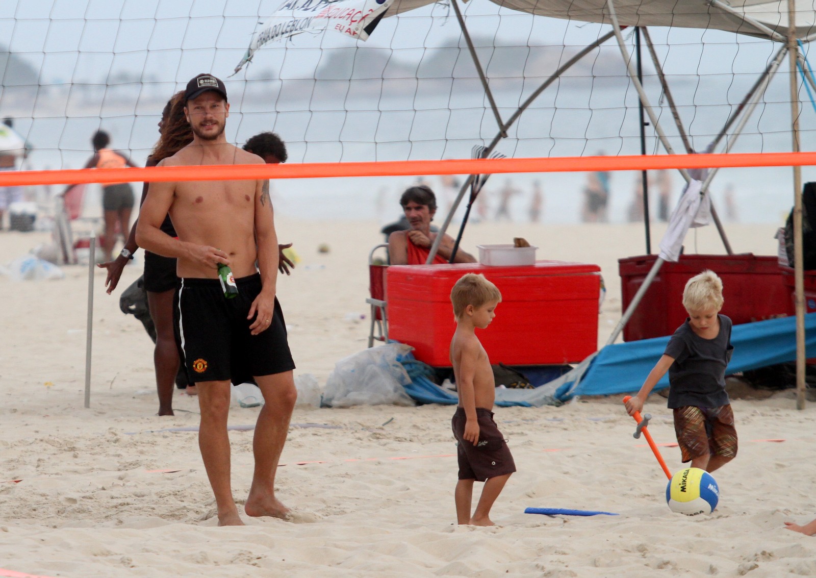 Fernanda Lima e Rodrigo Hilbert brincam com seus filhos na praia do Leblon