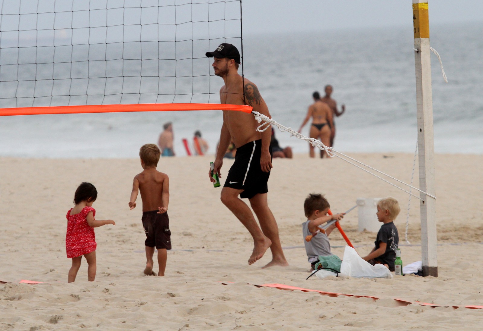 Fernanda Lima e Rodrigo Hilbert brincam com seus filhos na praia do Leblon