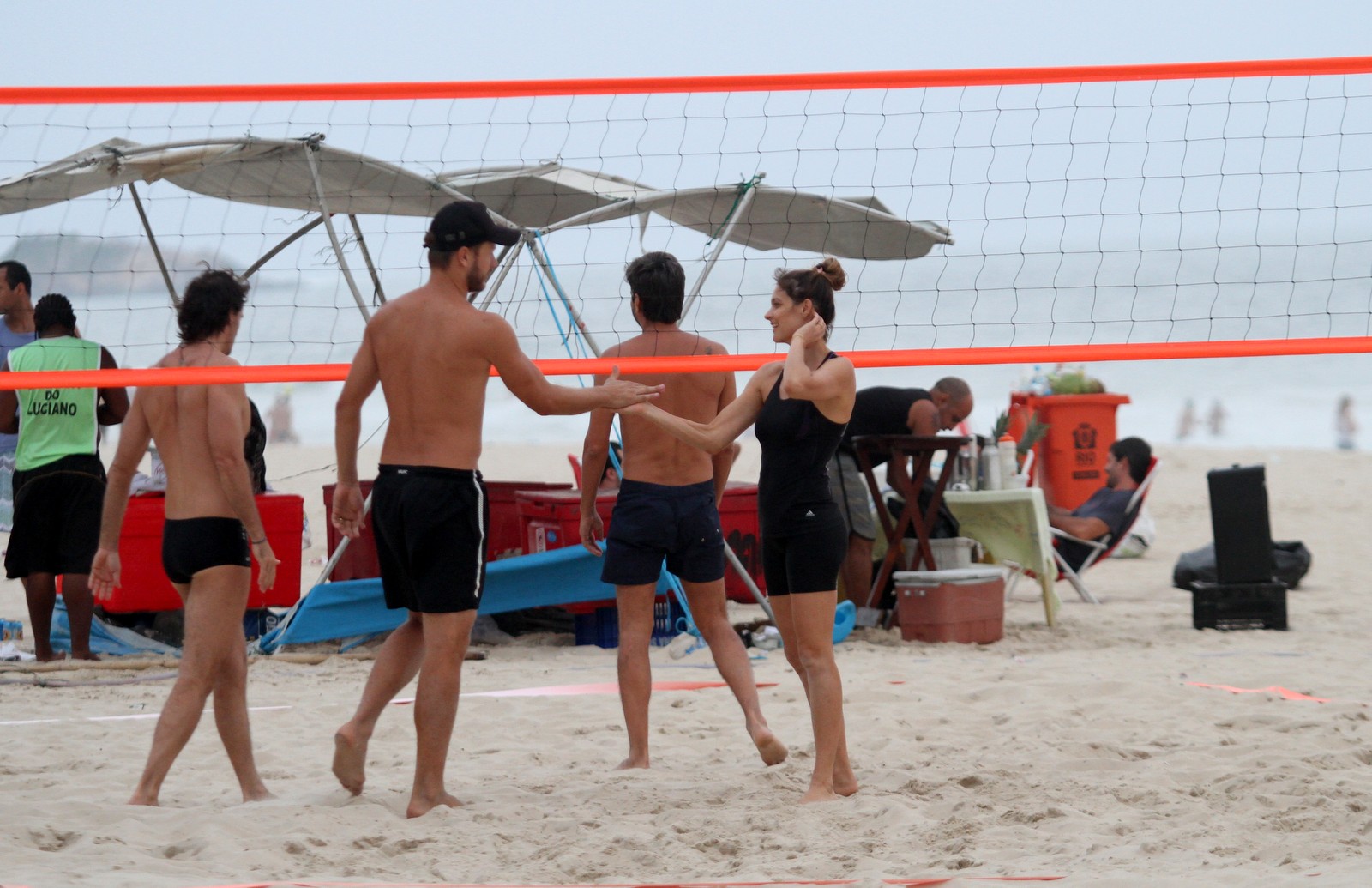 Fernanda Lima e Rodrigo Hilbert brincam com seus filhos na praia do Leblon