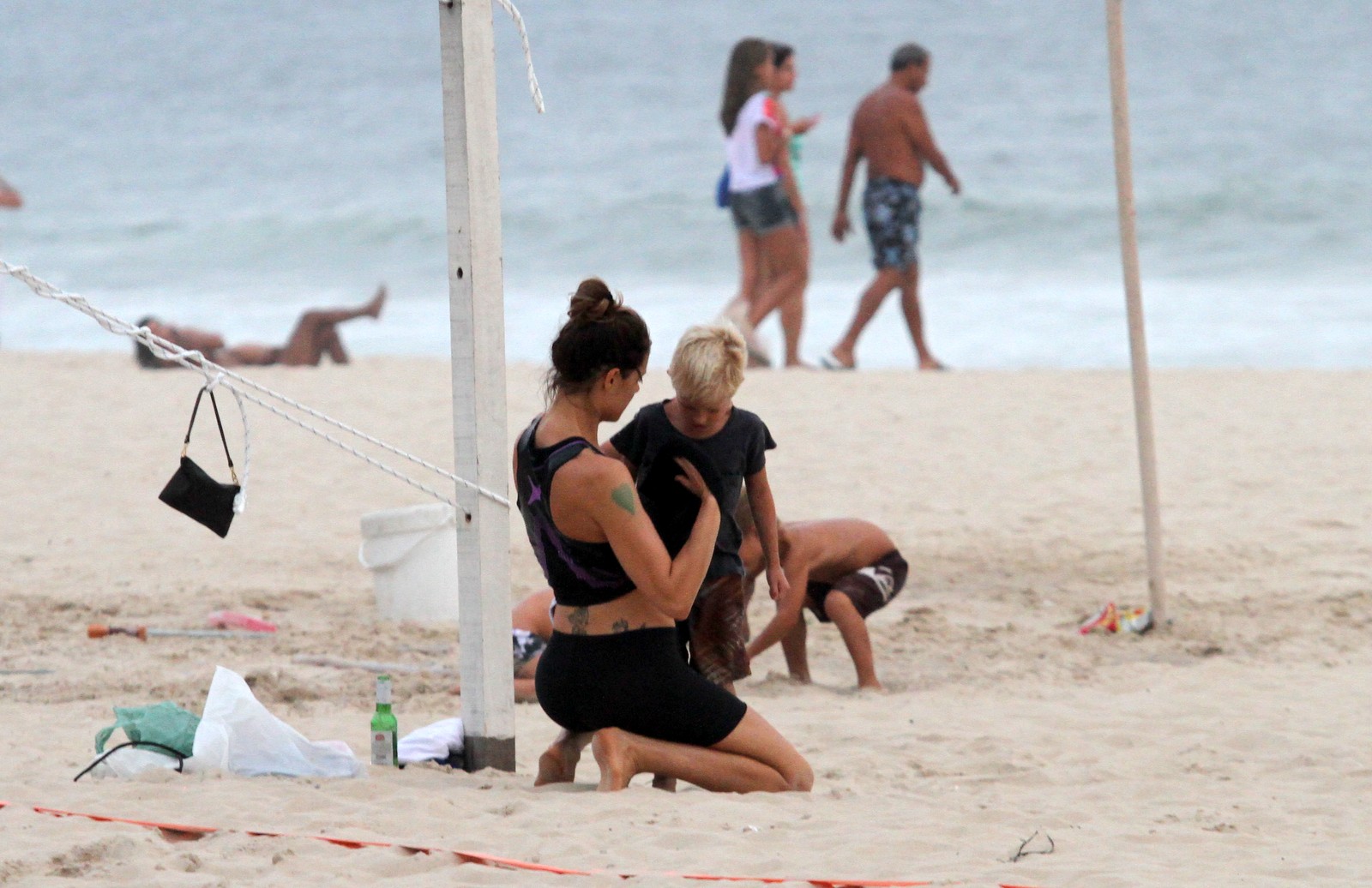 Fernanda Lima e Rodrigo Hilbert brincam com seus filhos na praia do Leblon