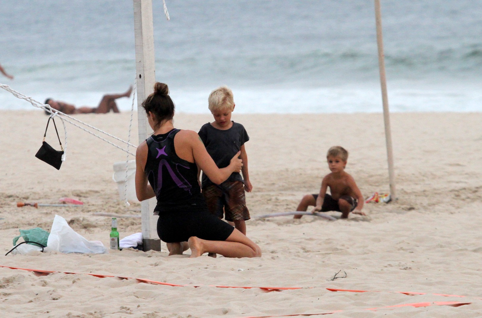 Fernanda Lima e Rodrigo Hilbert brincam com seus filhos na praia do Leblon