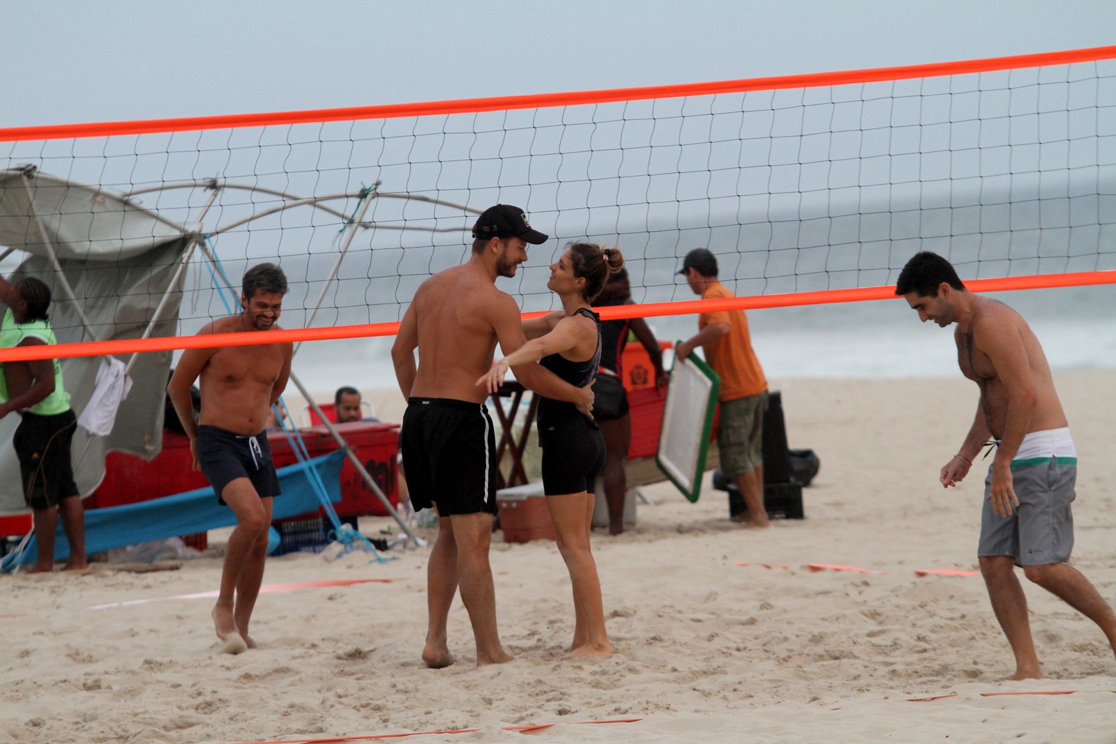 Fernanda Lima e Rodrigo Hilbert brincam com seus filhos na praia do Leblon