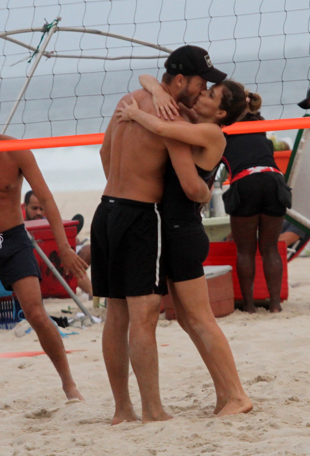 Fernanda Lima e Rodrigo Hilbert brincam com seus filhos na praia do Leblon