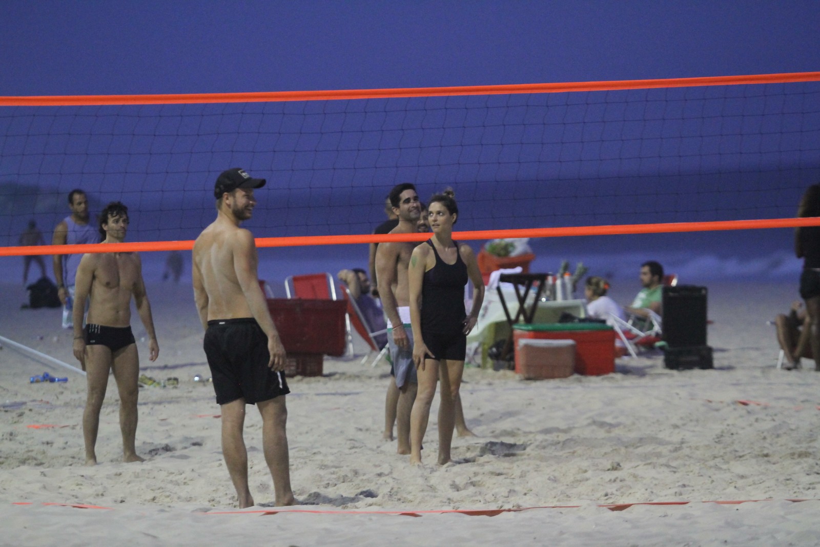 Fernanda Lima e Rodrigo Hilbert brincam com seus filhos na praia do Leblon