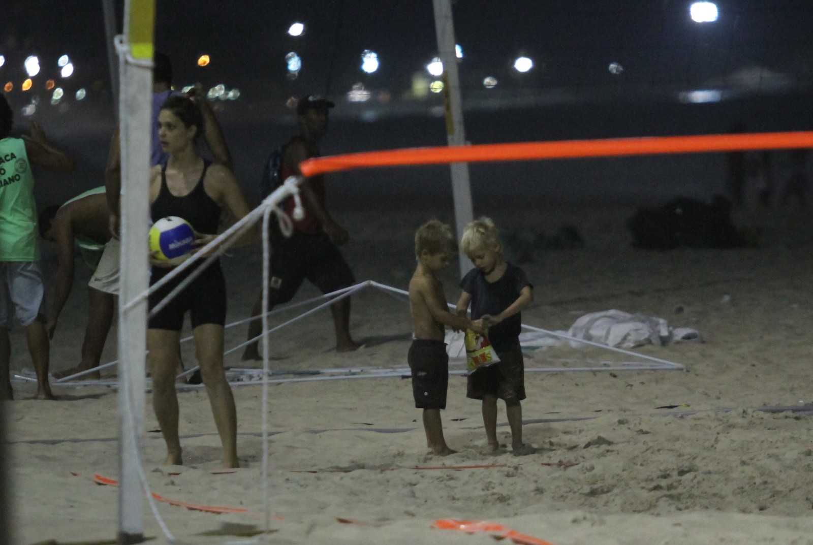 Fernanda Lima e Rodrigo Hilbert brincam com seus filhos na praia do Leblon