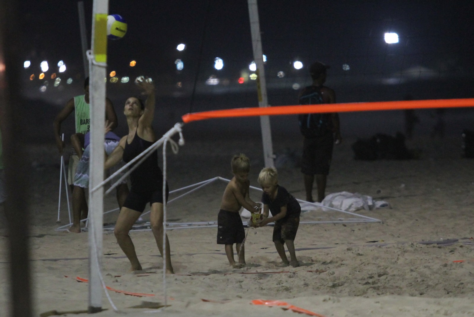 Fernanda Lima e Rodrigo Hilbert brincam com seus filhos na praia do Leblon