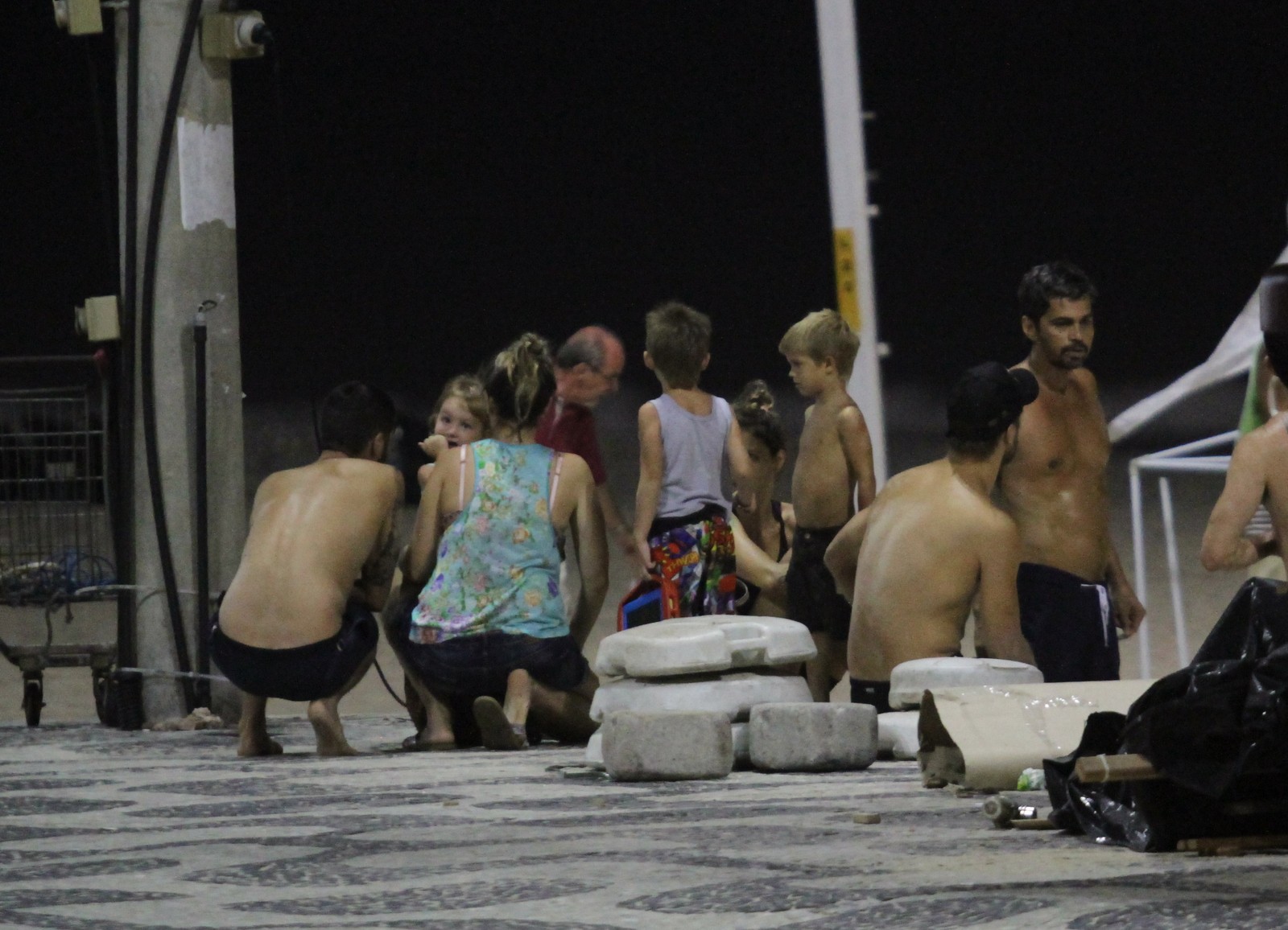 Fernanda Lima e Rodrigo Hilbert brincam com seus filhos na praia do Leblon