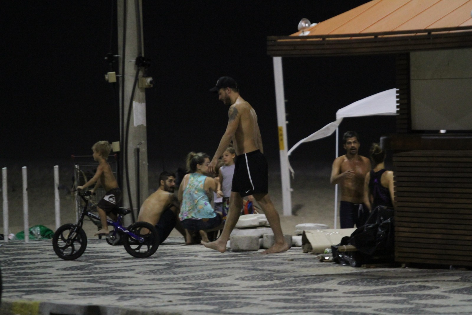 Fernanda Lima e Rodrigo Hilbert brincam com seus filhos na praia do Leblon