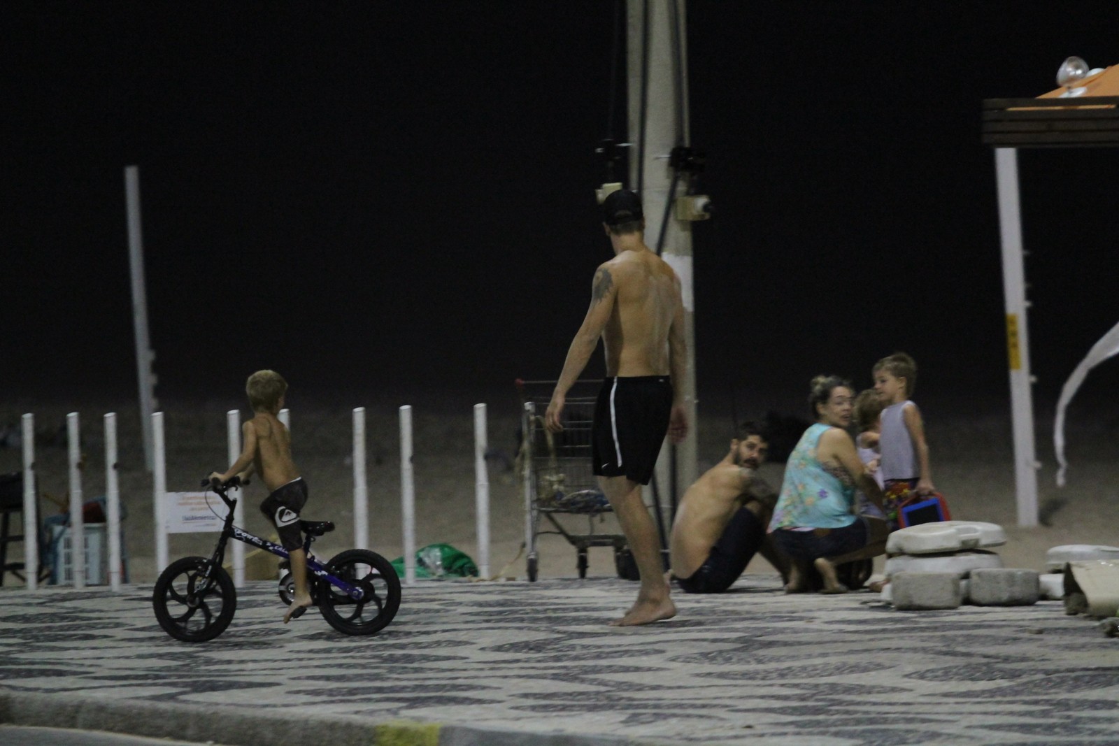 Fernanda Lima e Rodrigo Hilbert brincam com seus filhos na praia do Leblon