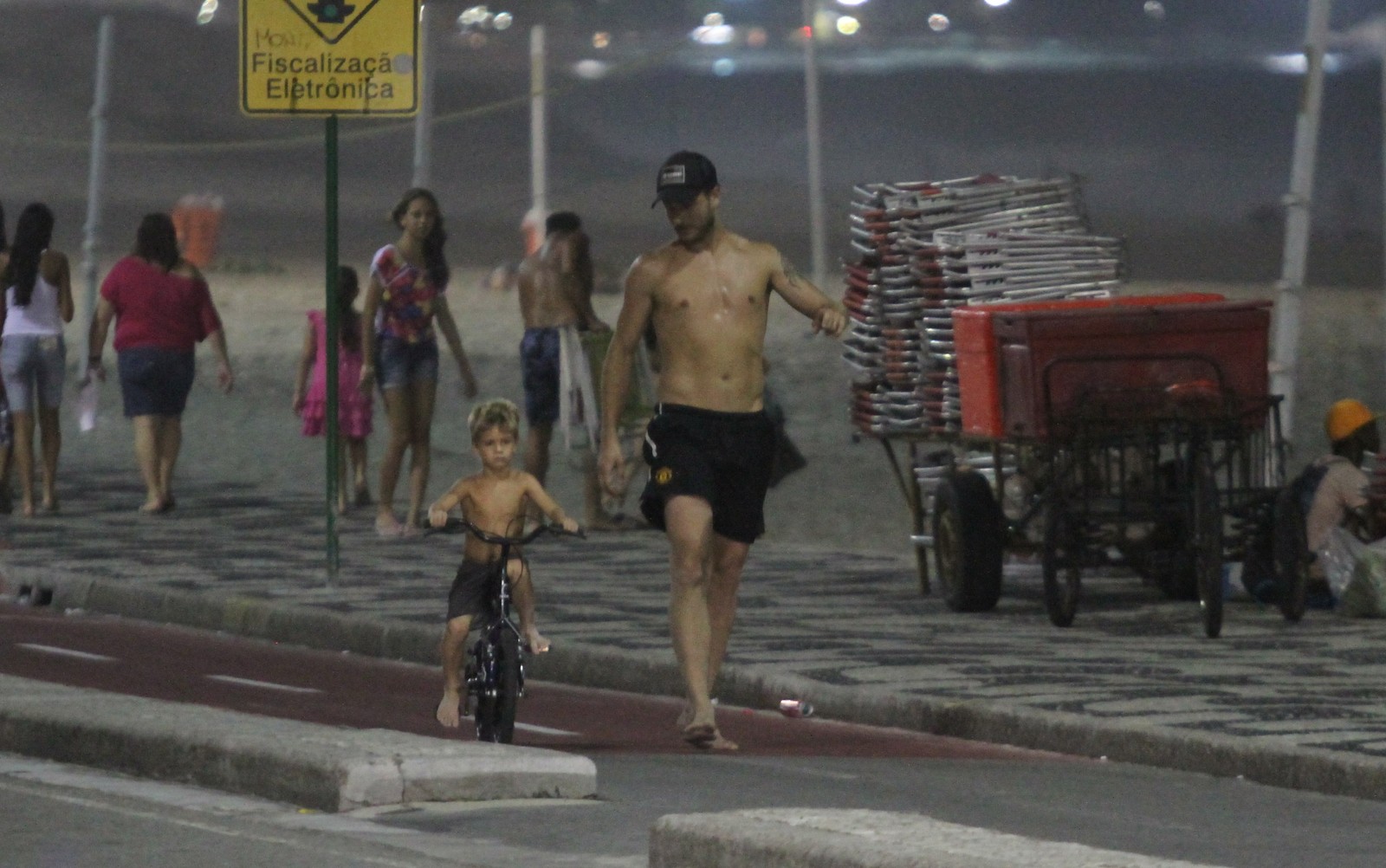 Fernanda Lima e Rodrigo Hilbert brincam com seus filhos na praia do Leblon