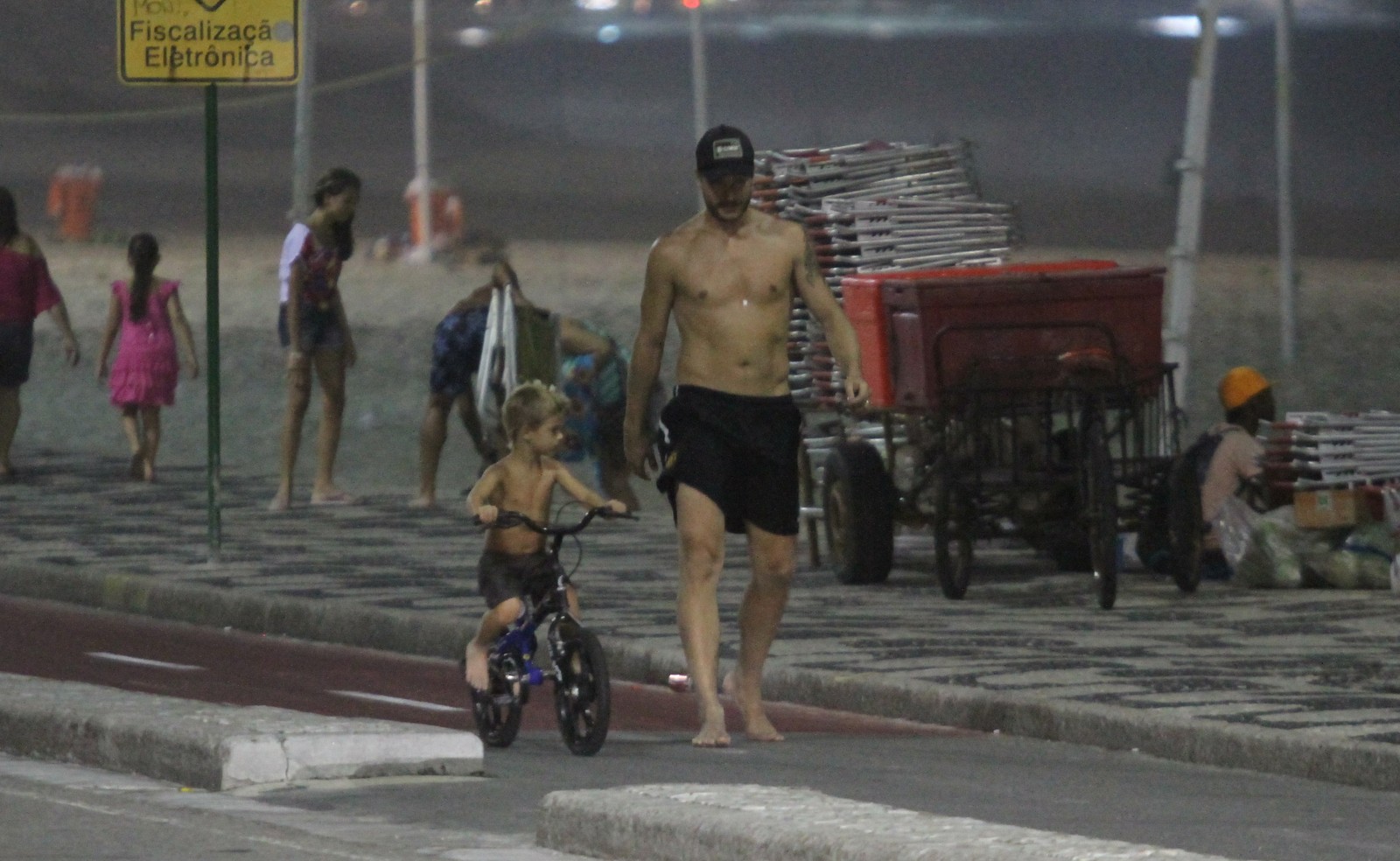 Fernanda Lima e Rodrigo Hilbert brincam com seus filhos na praia do Leblon