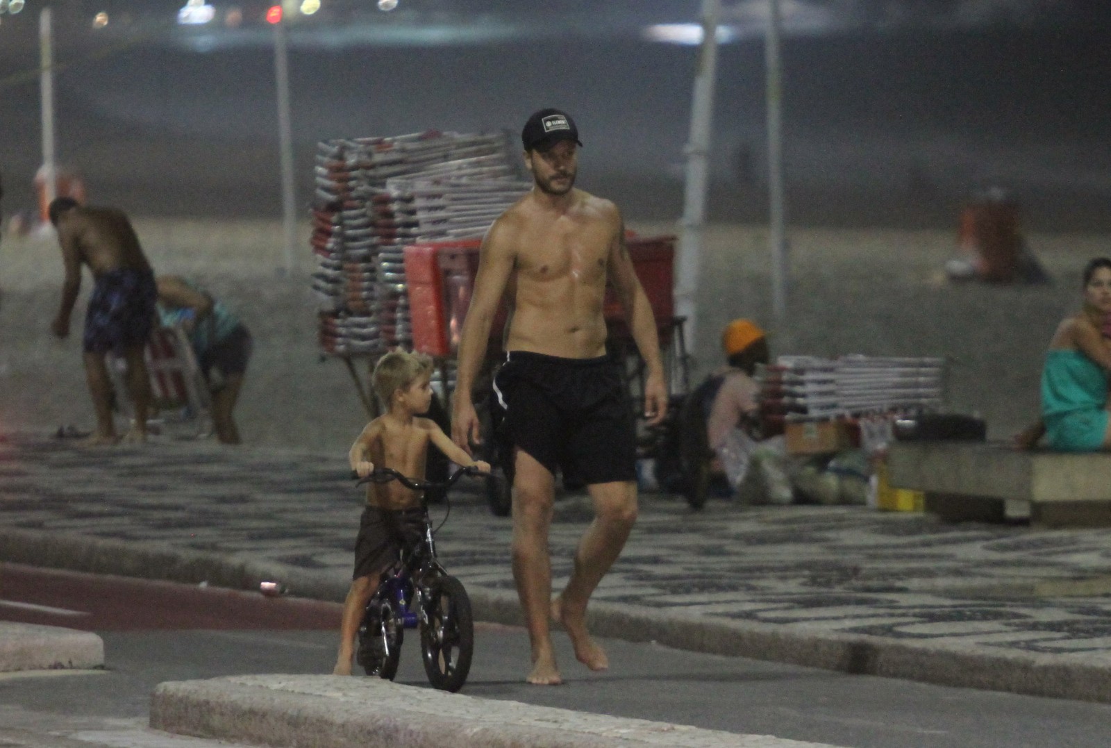 Fernanda Lima e Rodrigo Hilbert brincam com seus filhos na praia do Leblon