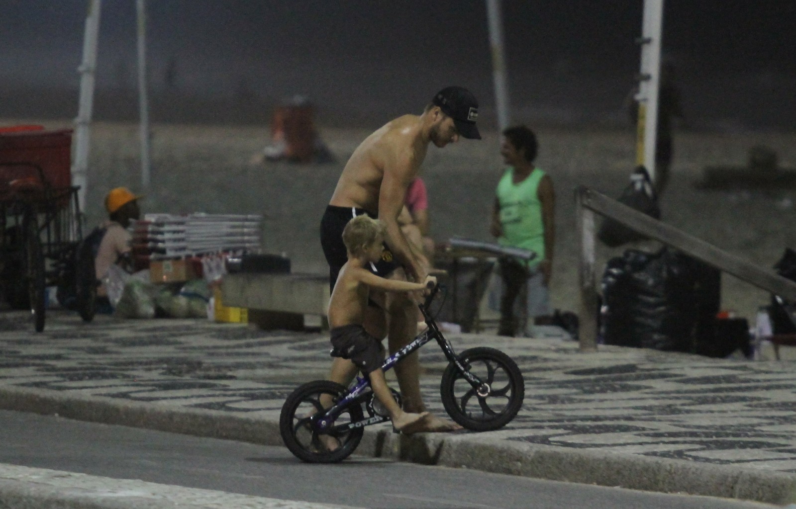 Fernanda Lima e Rodrigo Hilbert brincam com seus filhos na praia do Leblon