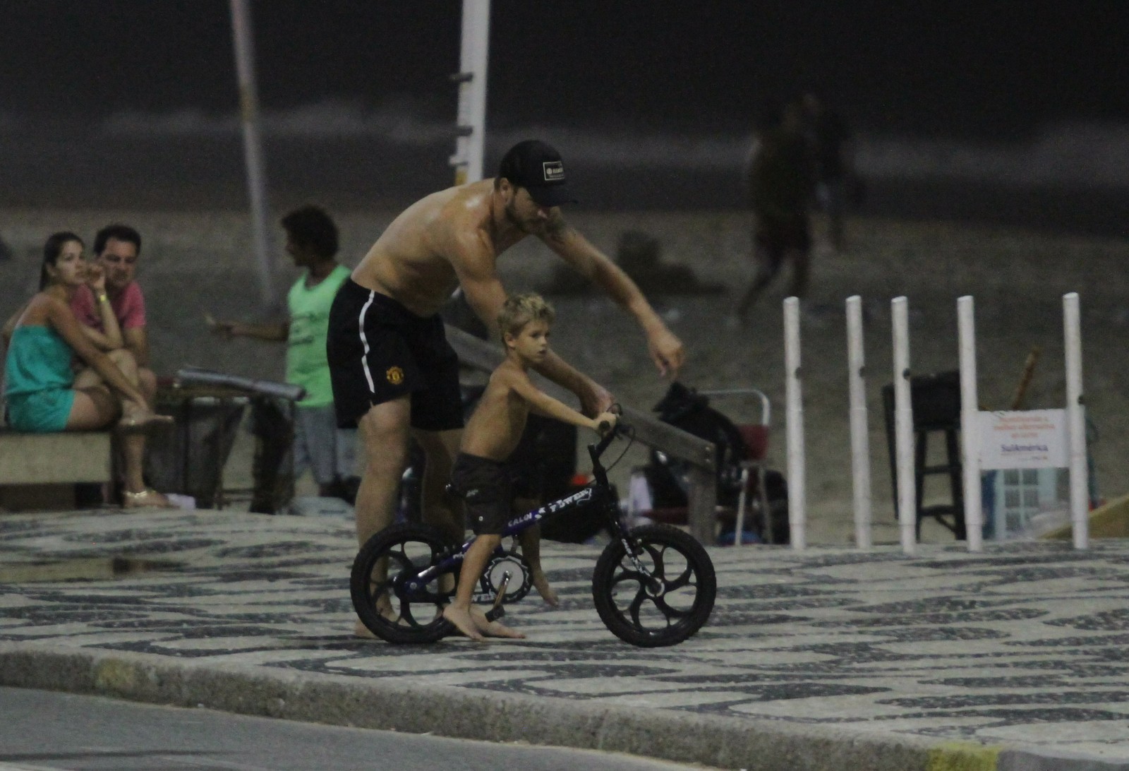 Fernanda Lima e Rodrigo Hilbert brincam com seus filhos na praia do Leblon