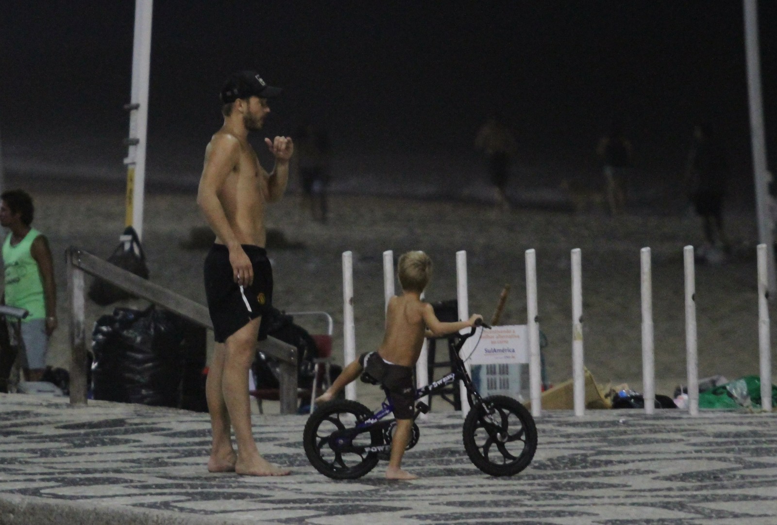 Fernanda Lima e Rodrigo Hilbert brincam com seus filhos na praia do Leblon