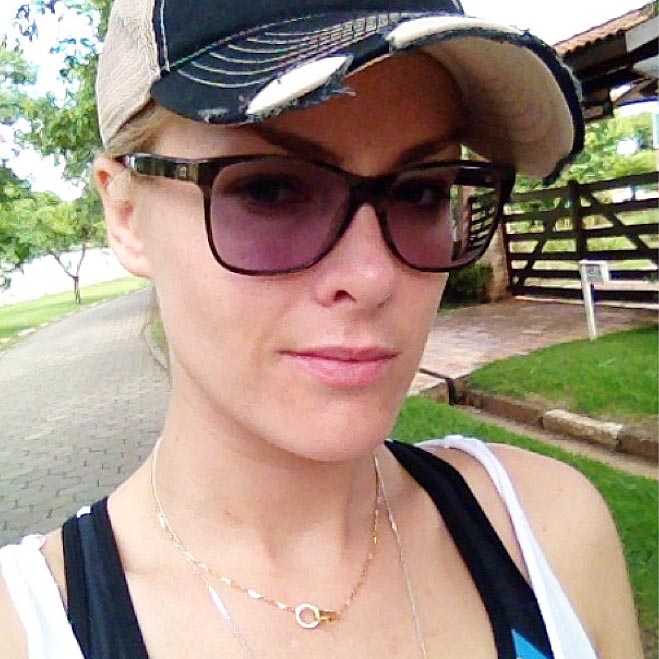 Sem maquiagem, Ana Hickmann registra foto antes de começar corrida