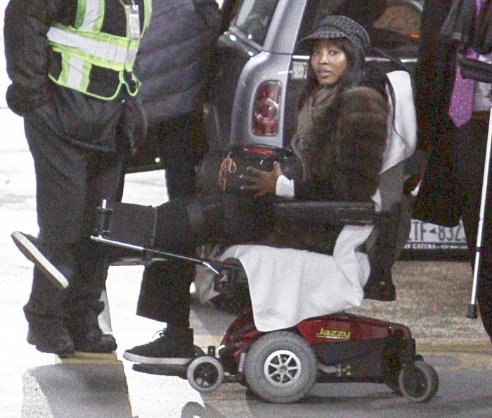 Naomi Campbell anda de cadeira de rodas em Nova York