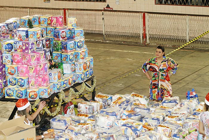 Preta Gil distribui cestas de Natal e presentes no Complexo do Alemão