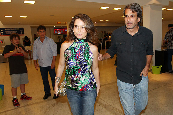 Cláudia Abreu foi com o marido, o cineasta José Henrique Fonseca ao show beneficente de Stevie Wonder