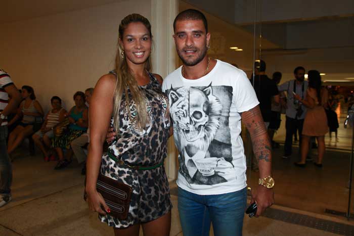 Diogo Nogueira e sua mulher, Milena Nogueira, rainha de bateria da Águia de Ouro e Musa do Salgueiro