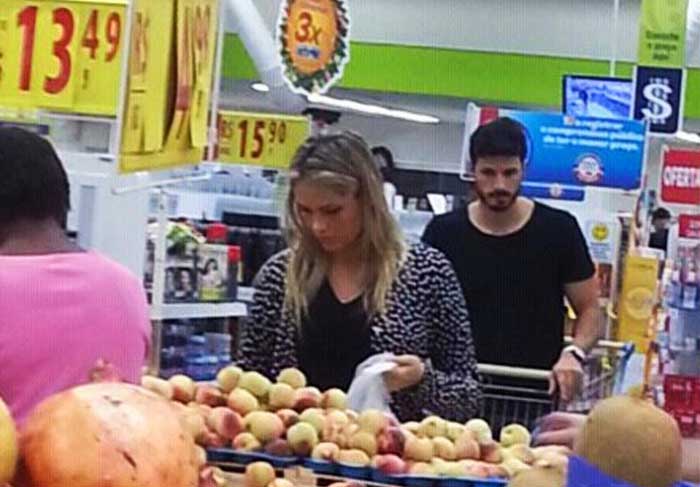 Ellen Roche faz compras no supermercado O Fuxico