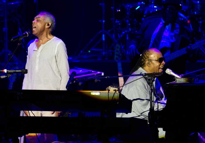 Filhos de Stevie Wonder cantam com o pai e Gilberto Gil