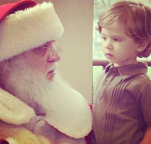 Vittorio, filho de Adriane Galisteu, presta atenção no Papai Noel