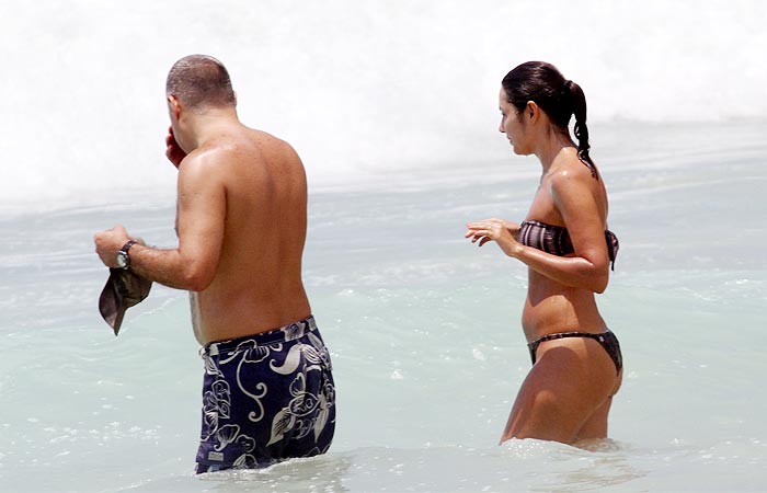 Patrícia Poeta se refresca no mar em praia do Rio de Janeiro