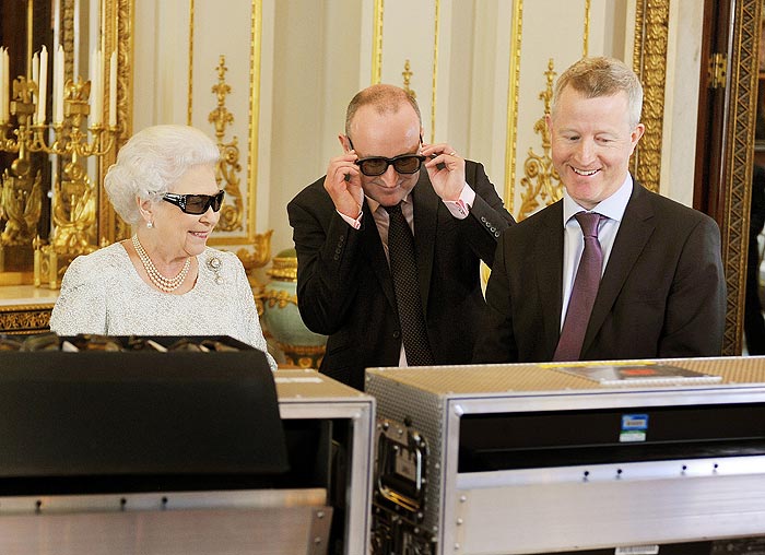 Modernosa, Rainha Elizabeth II usa óculos 3D em mensagem de Natal
