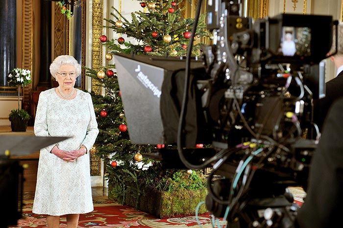 Modernosa, Rainha Elizabeth II usa óculos 3D em mensagem de Natal