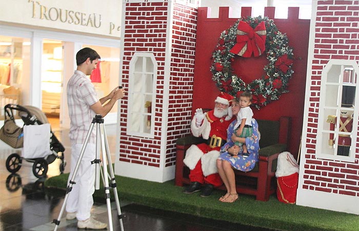 Juliana Silveira faz foto com Papai Noel, em Shopping