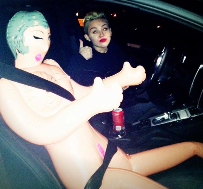 Miley Cyrus posa ao lado de boneca inflável em foto