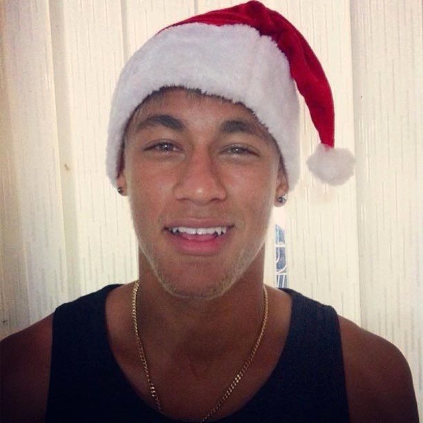 Neymar presenteia fãs vestindo touca de Papai Noel