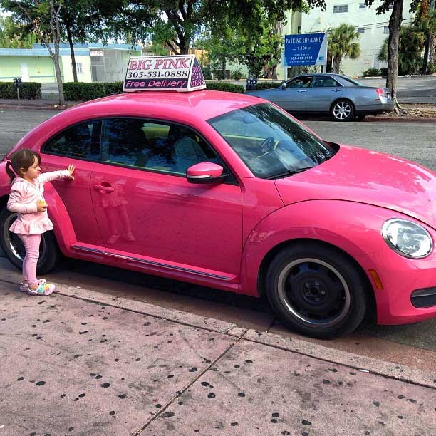 Em Miami, Rafaella Justus se apaixona por fusca cor-de-rosa    O Fuxico
