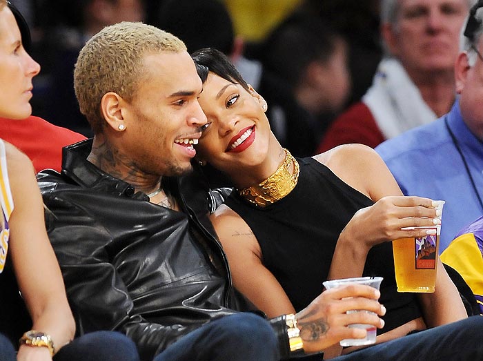 Chris Brown e Rihanna assistem a jogo em clima de puro romance
