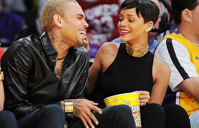 Chris Brown e Rihanna assistem a jogo em clima de puro romance