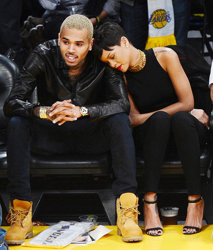 Chris Brown e Rihanna assistem a jogo em clima de puro romance