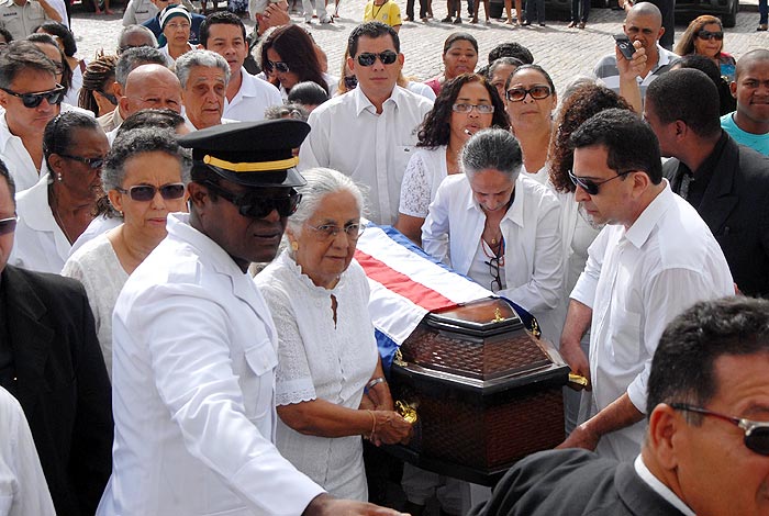 Caetano e Bethânia acompanham missa de corpo presente de Dona Canô