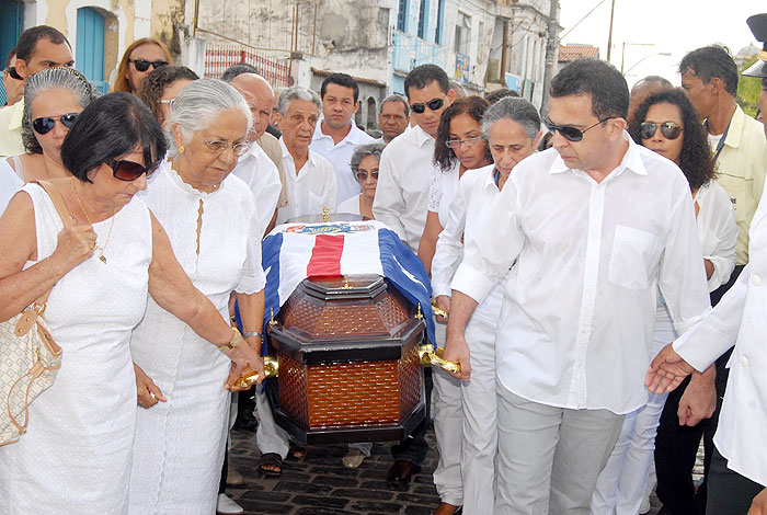 Corpo de Dona Canô é levado após o velório