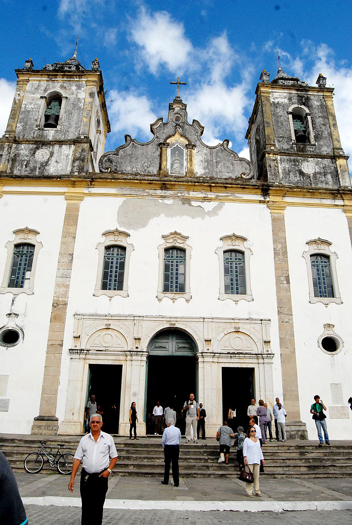 Convidados acompanham a missa em homenagem à Dona Canô