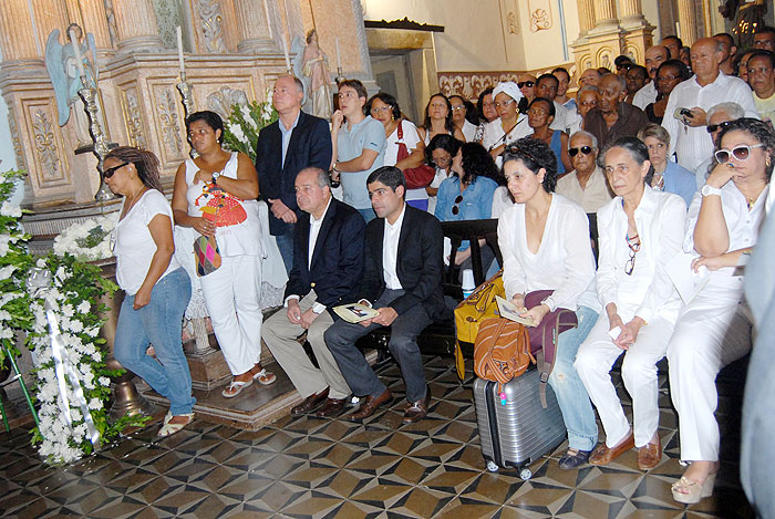 Maria Bethânia se junta a amigos e parentes durante a missa