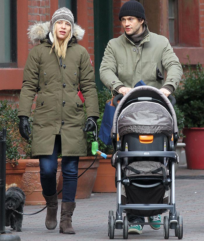 Claire Danes passeia com o filho de apenas uma semana por Nova York