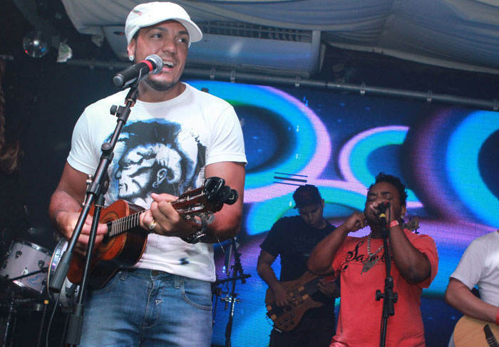 Belo agita boate com presença de famosos na Barra da Tijuca