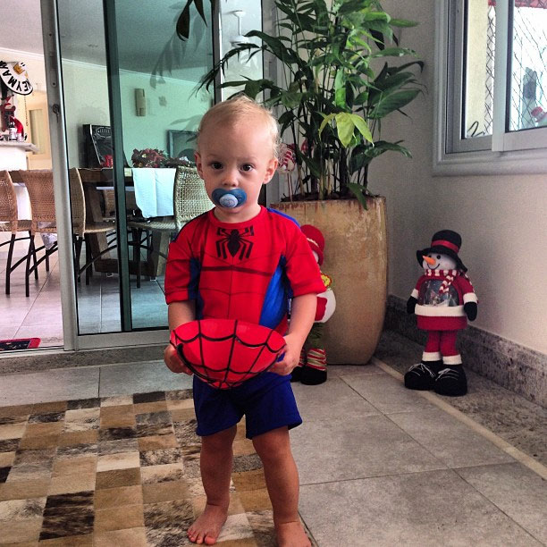 Neymar brinca com o filho vestido de homem-aranha